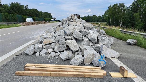 Fotos von der A27-Brücke Wulsdorf: So laufen die Vorbereitungen für den Abriss Die zertrümmerte Beton-Fahrbahn wird an der Baustelle gelagert.