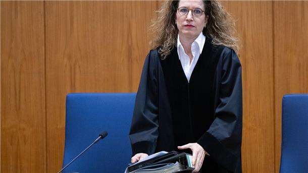 Sommermärchen-Richterin rüffelt Zeugin: „Wenig glaubhaft“ Die Zeugenaussage der langjährigen Assistentin von Ex-DFB-Präsident Wolfgang Niersbach hat für Frust bei der Vorsitzenden Richterin Eva-Marie Distler gesorgt.
