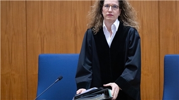 Die Zeugenaussage der langjährigen Assistentin von Ex-DFB-Präsident Wolfgang Niersbach hat für Frust bei der Vorsitzenden Richterin Eva-Marie Distler gesorgt.