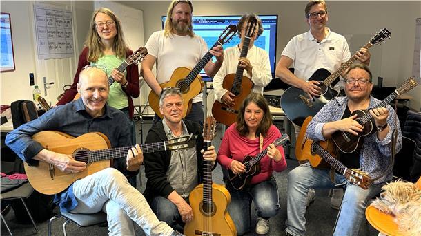Zevener Gitarrenwoche mit Workshop und Konzerten Eine Gruppe mit Gitarren und Ukulele: Die Zevener Gitarrenwoche bietet auch diesmal einen Workshop an.