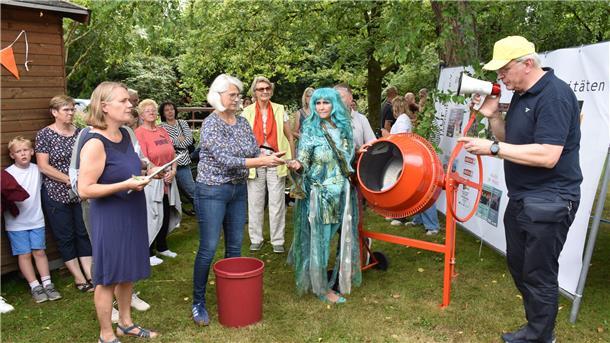 Die Ziehung der Gewinner fand unter notarieller Aufsicht von Meike Siems (links) statt. 