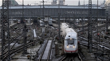 Die Züge der Deutschen Bahn sind nicht immer pünktlich.
