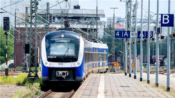 Symbolbild zu Züge fallen aus: Ein Zug der Nordwestbahn fährt in einen Bahnhof ein.