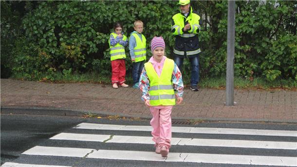 Die zukünftigen Schulkinder der DRK Kita im Hollandhaus beim Schulwegtraining mit der Verkehrswacht Bremervörde-Zeven.