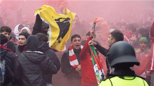 Viele Verletzte und Festnahmen bei Fankrawallen in Bilbao Die Zusammenstöße geschahen außerhalb des Stadions.