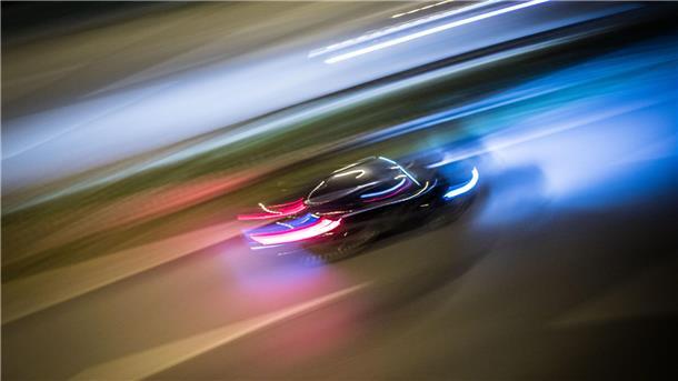 Illegales Autorennen beendet: Polizei stoppt zwei Raser Ein Auto rast über eine Straße