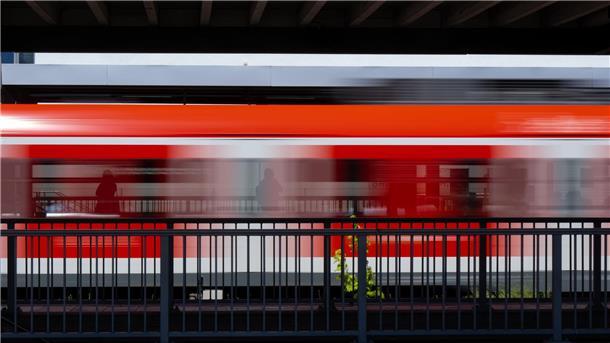 Die zwei Männer wurden von S-Bahnen überrollt und überlebten (Symbolbild).