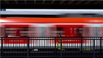 Die zwei Männer wurden von S-Bahnen überrollt und überlebten (Symbolbild).