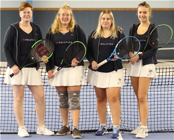 Tennis-Damenmannschaft des TK Nordenham: Deike Büsing, Katharina Bultmann, Jana Okrey, Lilly Müller