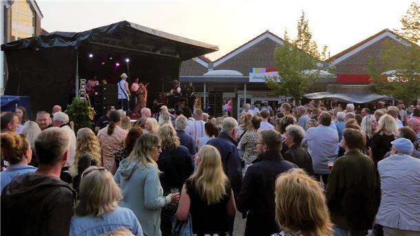 Drei Tage voller Stimmung: Ortsgemeinschaftsfest begeistert Langener Große Menschenmenge vor einer Open-Air-Bühne im Abendlicht, auf der eine Band live beim Langener Ortsgemeinschaftsfest spielt.