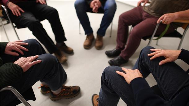 Die zweite Therapie bringt Johann voran. Zudem hilft dem Paar bis heute der Austausch mit anderen Betroffenen.
