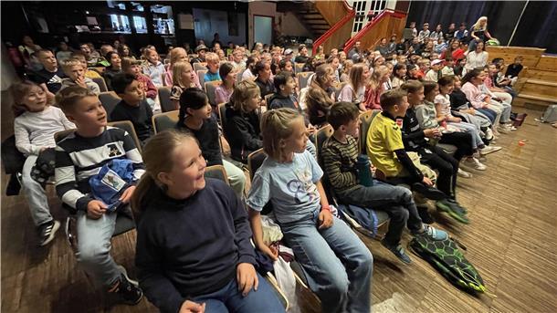 Zweitklässler bei einer Theateraufführung in der Jahnhalle.