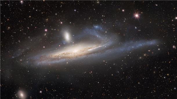 Aufnahme zeigt zwei Galaxien vor Verschmelzung Die Zwerggalaxie „NGC 1531“ und die große Spiralgalaxie „NGC 1532“ kurz vor der Verschmelzung.