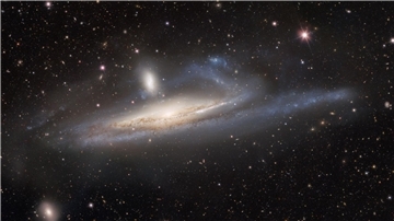 Die Zwerggalaxie „NGC 1531“ und die große Spiralgalaxie „NGC 1532“ kurz vor der Verschmelzung.