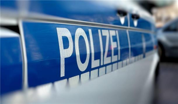 Diebe müssen am Hadelner Kanal mit schwerem Gerät gearbeitet haben.