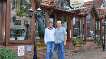 Die Inhaber vor dem Restaurant.
