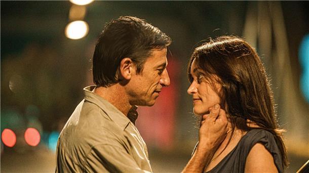 Diego Cremonesi (l) als Julio Färber und Marina Bellati als Mariela Martínez in einer Szene des Films „Adios Buenos Aires“.