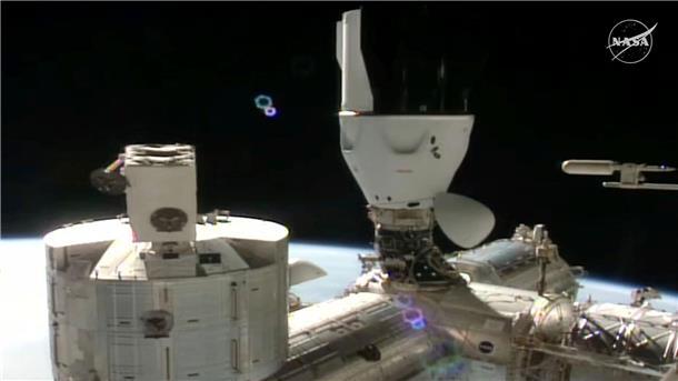 Vier Raumfahrer auf der ISS eingetroffen Dies Bild zeigt die an die Internationale Raumstation (ISS) angedockte SpaceX-Kapsel (hinten), mit „Crew 11“ an Bord.