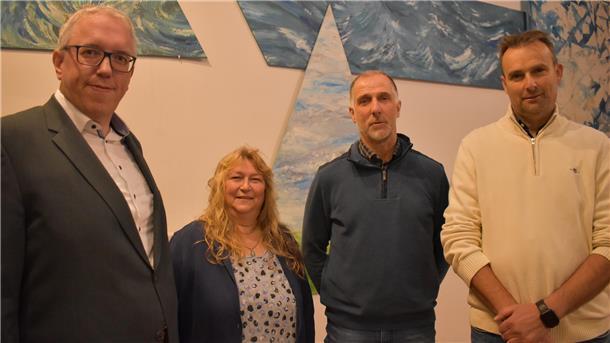 Das Geld lockt: Jetzt doch grünes Licht für Windpark Burmeide in Butjadingen Drei Männer und eine Frau im Rathaussaal in Burhave.