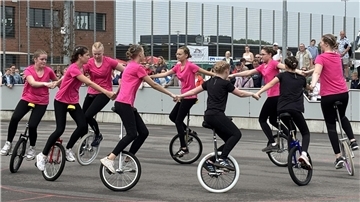 Einradfahrerinnen in Aktion.