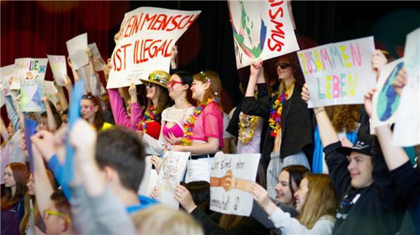 Nach ausländerfeindlichen Gesängen: Schulen setzen Zeichen gegen Rassismus Diese Aktion fand am Mittwochmorgen als Zeichen gegen rechts und Rassismus an der Johann-Heinrich-Voß-Schule in Otterndorf satt.