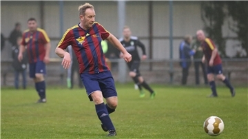 Fußballspiel des 1. FC Nordenham III aus dem Jahr 2014 mit Uwe Ladwig (vorn)