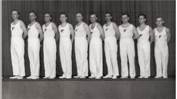 Diese Aufnahme stammt aus den 1950er-Jahren und zeigt die Männerturnriege des TuS Dorum. Heute bietet der Verein längst auch andere Sportarten an.