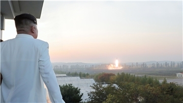 Diese Aufnahme zeigt nach Angaben der staatlichen nordkoreanischen Nachrichtenagentur KCNA Machthaber Kim Jong Un bei einem Raketentest. Der Inhalt kann nicht unabhängig verifiziert werden.