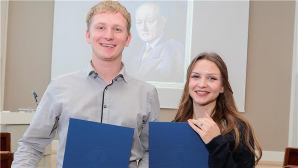 Einzigartig: Auszubildende aus Bremerhaven erreicht zweimal Bestnote Diese Auszubildenden haben ihre Abschlussprüfung mit Bestnote bestanden: Charmaine Schulz und Robin Böning. Dafür wurden sie von der Hermann-Leverenz-Stiftung geehrt.