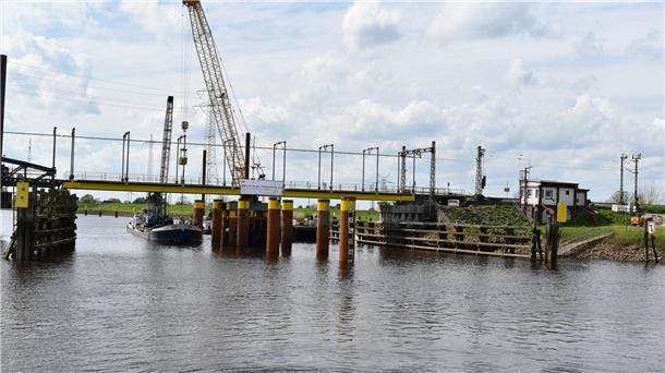 Bahnstrecke zwischen Bremen und Nordenham ist wieder frei Diese Behelfsbrücke über die Hunte bei Elsfleth ist am Montag offiziell in Betrieb genommen worden. Die Brückenkonstruktion, die sich früher an dieser Stelle befand, war bei der Kollision eines Binnenschiffes am 25. Februar irreparabel beschädigt worden.
