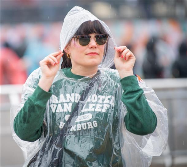 Deichbrand 2023 ertrinkt: REGEN und SCHLAMM ohne Ende (Fotos) Diese Besucherin ist auch im Regencape schick.