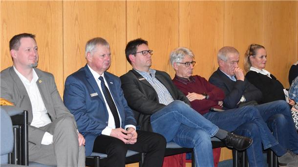 Diese Bürgermeister verfolgten mit großem Interesse die Kreistagsdebatte (von links): Sascha Stolorz (Ovelgönne), Hartmut Schierenstedt (Berne), Axel Linneweber (Butjadingen), Michael Kurz (Brake), Henning Kaars (Jade) und Christina Winkelmann (Lemwerder).