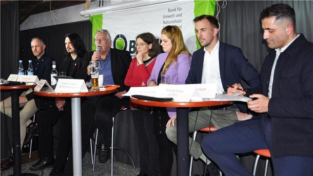 Diese Bundestagskandidaten diskutierten auf Einladung der Umweltschutzorganisation BUND (von links): Carsten Helms (FDP), Christian Suhr (Linke), Hartmut Backhaus und Annette Chapligin vom BUND, Christina-Johanne Schröder (Grüne), Bastian Ernst (CDU) und Hamza Atilgan (SPD).