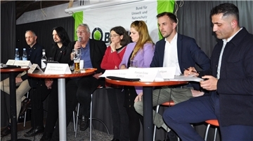 Diese Bundestagskandidaten diskutierten auf Einladung der Umweltschutzorganisation BUND (von links): Carsten Helms (FDP), Christian Suhr (Linke), Hartmut Backhaus und Annette Chapligin vom BUND, Christina-Johanne Schröder (Grüne), Bastian Ernst (CDU) und Hamza Atilgan (SPD).