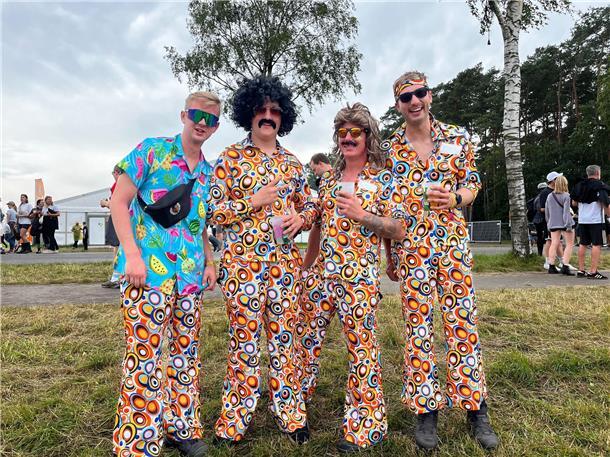 Das sind die besten Kostüme auf dem Hurricane-Festival 2024 Diese bunte Truppe kam mit einer Zeitmaschine beim Festival an - direkt aus den 70er-Jahren.