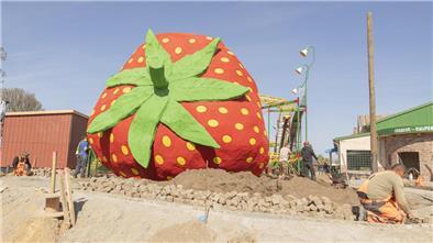 Diese Erdbeere haben Künstler aus Beton und Kaninchendraht modelliert.