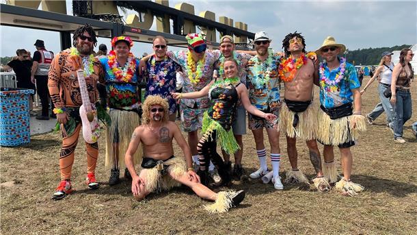 Das sind die besten Kostüme auf dem Hurricane-Festival 2024 Diese Gruppe bringt Hawaii-Feeling auf das Festival-Gelände.