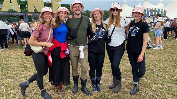 Das sind die schönsten Kopfbedeckungen auf dem Hurricane 2024 Eine Gruppe auf einem Festival