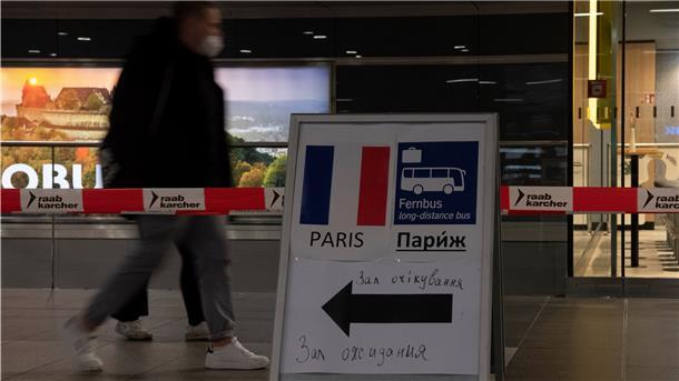 Ukrainische Flüchtlinge: Große Hilfsbereitschaft am Berliner Hauptbahnhof Diese Hinweistafel für ukrainische Kriegsflüchtlinge steht im Berliner Hauptbahnhof. Auch an diesem Morgen sind bereits zahlreiche Flüchtlinge aus dem Kriegsgebiet in Berlin angekommen.