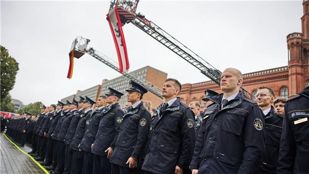 Mehr lernen, mehr Geld verdienen Diese jungen Leute fangen eine Ausbildung bei der Feuerwehr in Berlin an.