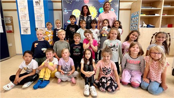 Das sind die neuen Abc-Schützen der Grundschule Butjadingen in Burhave Eine Gruppe von Schulkindern in einem Klassenzimmer
