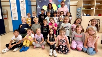 Eine Gruppe von Schulkindern in einem Klassenzimmer