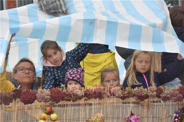 Diese Kinder hatten es auf ihrem Erntewagen gut: Eine Plane schützte sie vor den...
