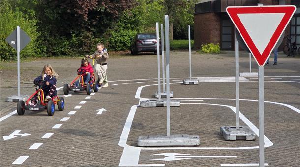 Wesermarsch: Hier findet jetzt Verkehrsunterricht für Vorschüler statt Kinder sind mit Roller und Kettcars auf einem Verkehrsübungsplatz in Brake unterwegs.