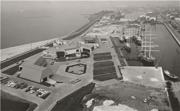 Diese Luftaufnahme zeigt den Museumshafen 1975.