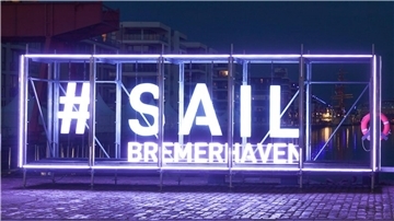 Ein großes, beleuchtetes Schild.
