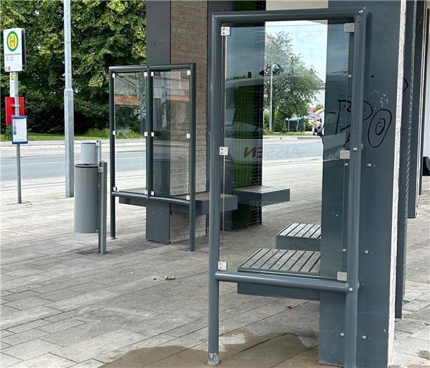 Bushaltestelle am Bahnhof: Elemente aus Stahl und Glas schützen vor Wind Das Foto zeigt die neuen Windschutzwände an der Bushaltstelle.