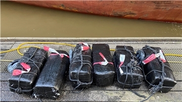 Sechs schwarze Pakete. Darin befand sich Kokain, das im Braker Hafen sichergestellt wurde. 