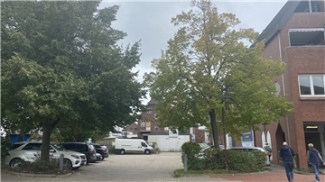 Diese Parkplatzfläche möchte der Eigentümer überbauen. Dank der Änderung im Bebauungsplan darf er vier Geschosse bauen und Parkplätze im Erdgeschoss entstehen lassen.