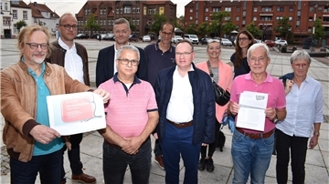 Diese protestierenden Ärztinnen und Ärzte nahmen an dem Pressegespräch in Nordenham teil (von links): Tilman Kaethner, Marc Harms, Nils Jahn (hinten), Ahmad Othman, Dirk Ebert, Carsten Wilkens, Psychotherapeutin Inka Parpart, Natalie Klingberg, Holger Curth und Marie-Luise Meiners.